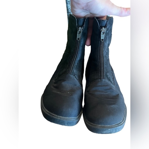 L.L. Bean black quilted gore-tex lined winter zip up boots - Picture 3 of 8